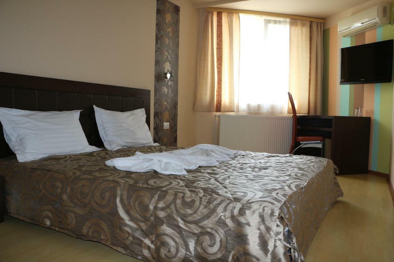Hotel Caras Oravita Ngoại thất bức ảnh